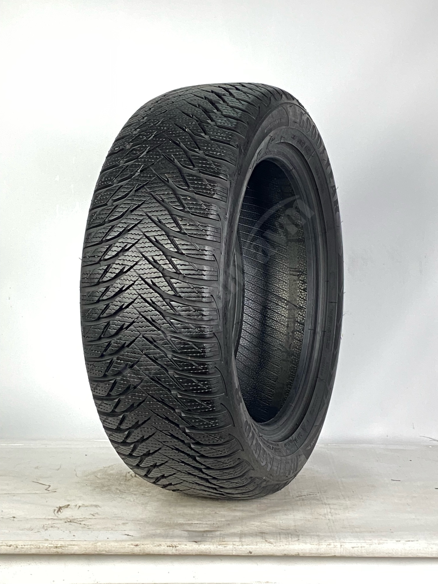 Goodyear 245/45R18 100V 6 mm Ultragrip8 2.El Kış Lastiği (2020) RFT